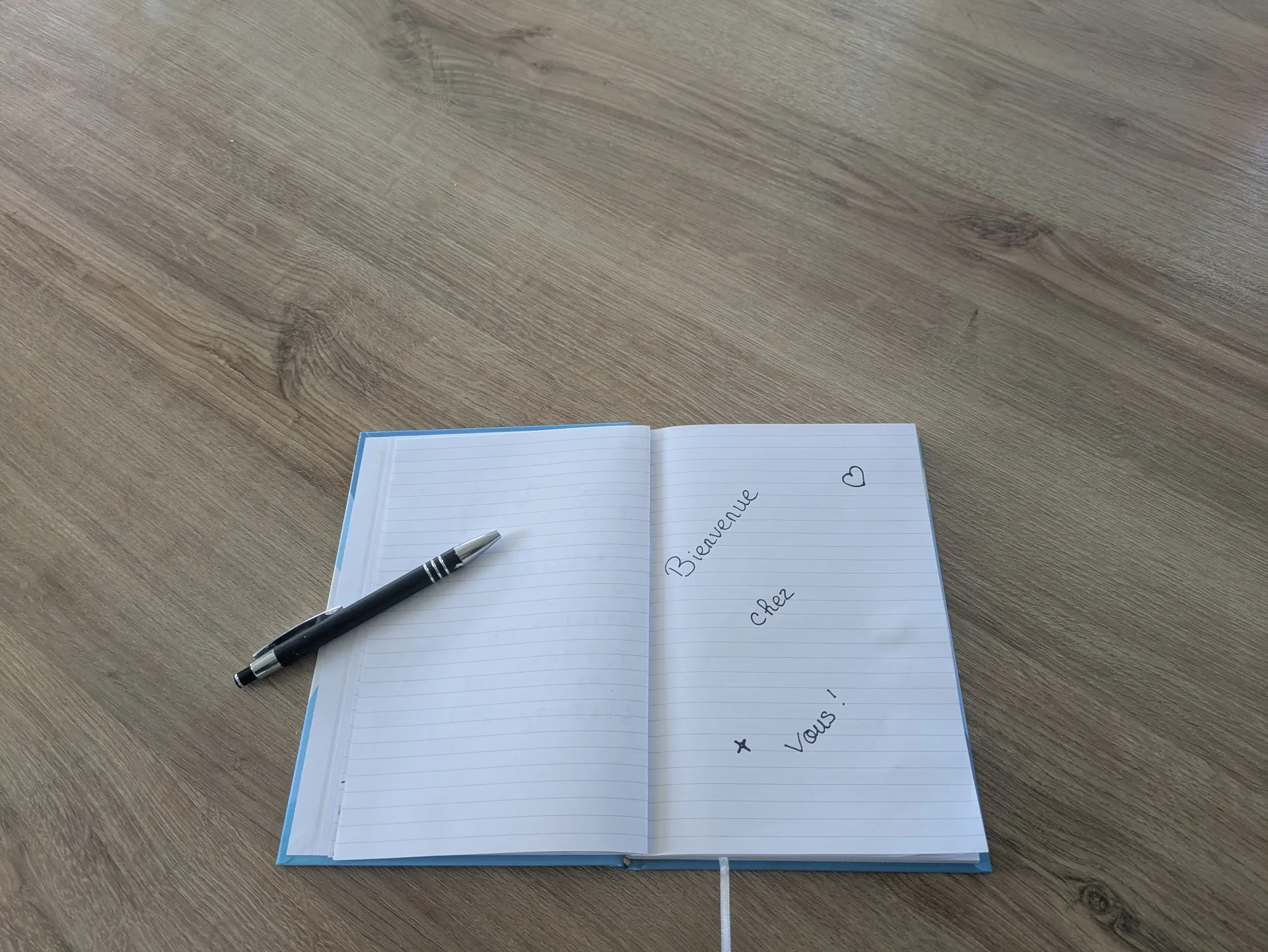 Salon et coin repas du gîte Le Loumama