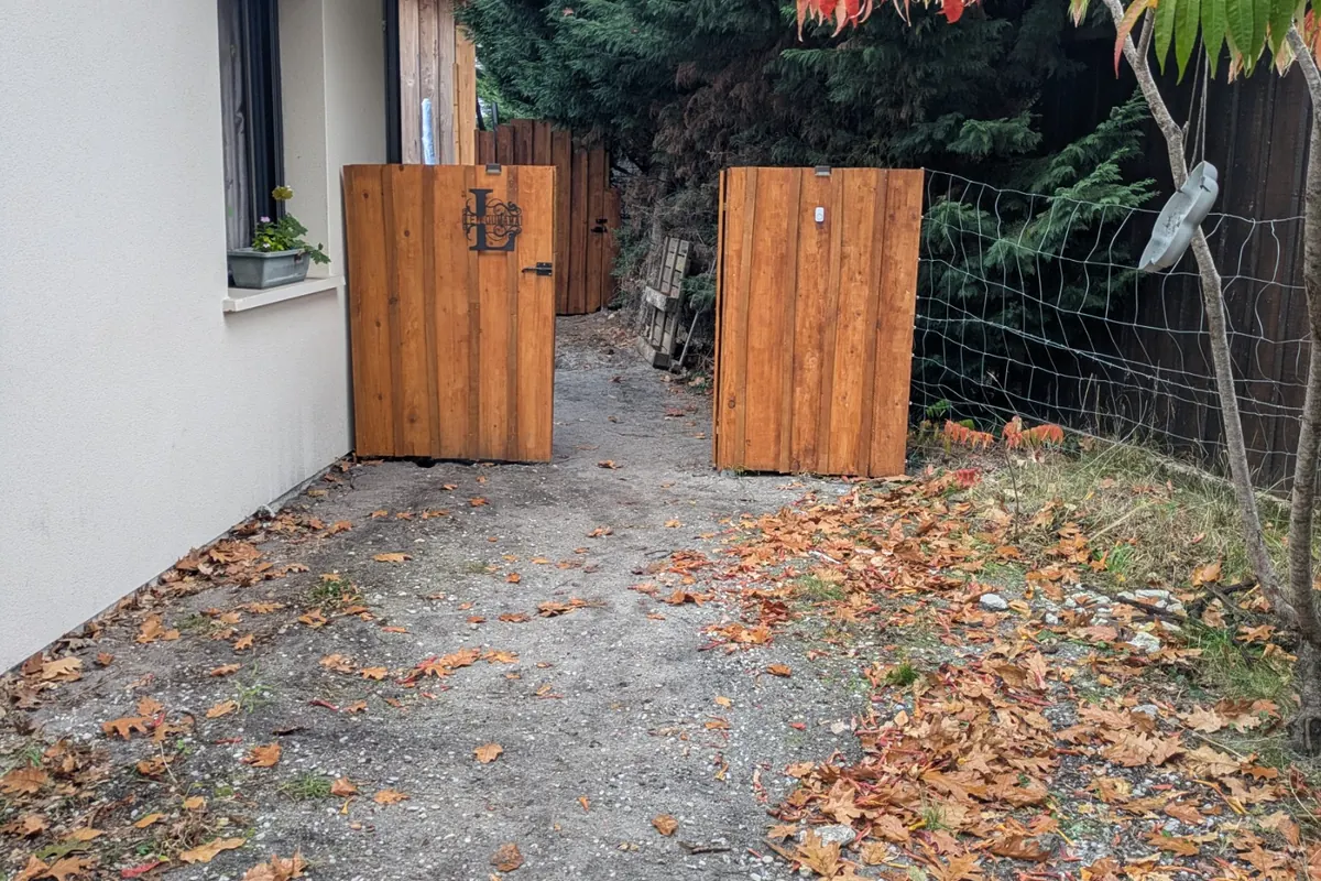 Parking et accès privatif au gîte Le Loumama