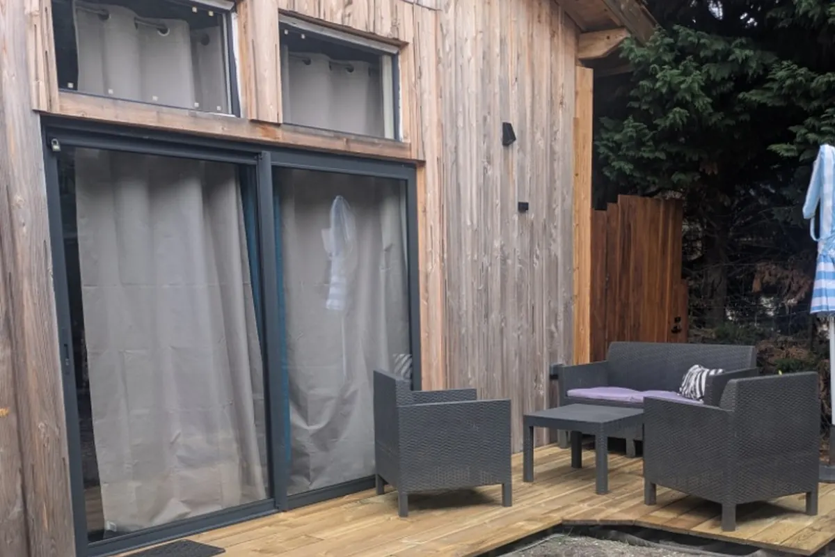 Terrasse en bois au gîte Le Loumama