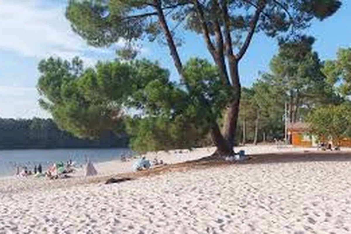 Lac d’Hostens : plage de sable et espace baignade