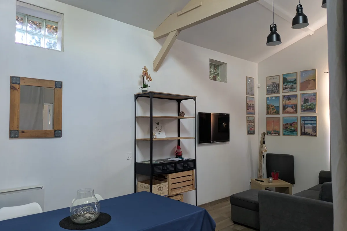 Coin salon avec grande TV écran plat et lumière d’ambiance